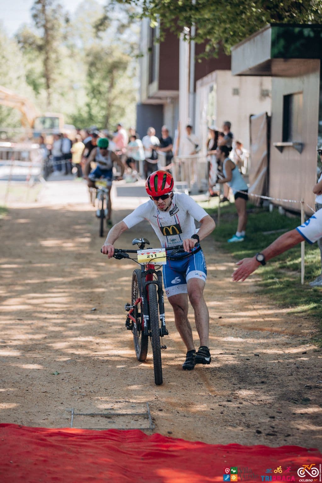 Atleta com o dorsal 211