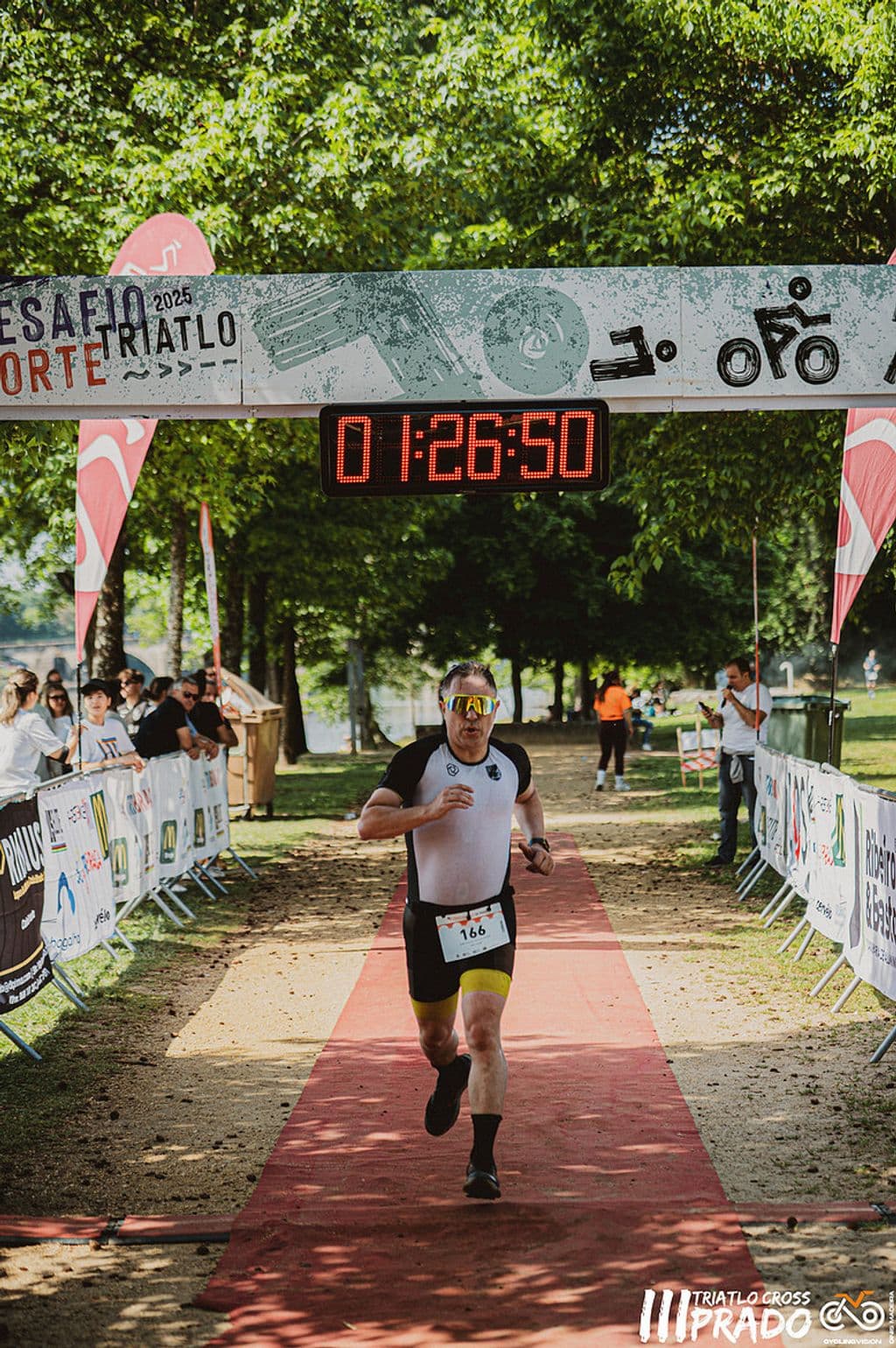 Atleta com o dorsal 166