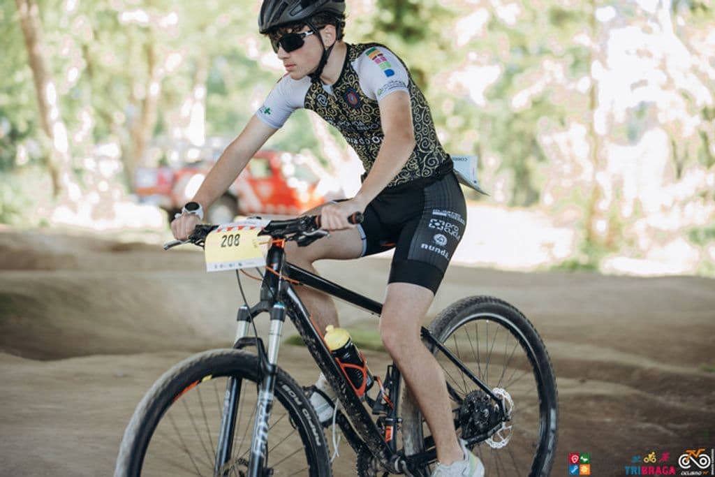 Atleta com o dorsal 208