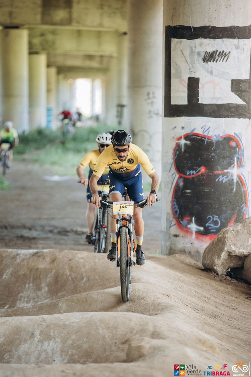 Atleta com o dorsal 144