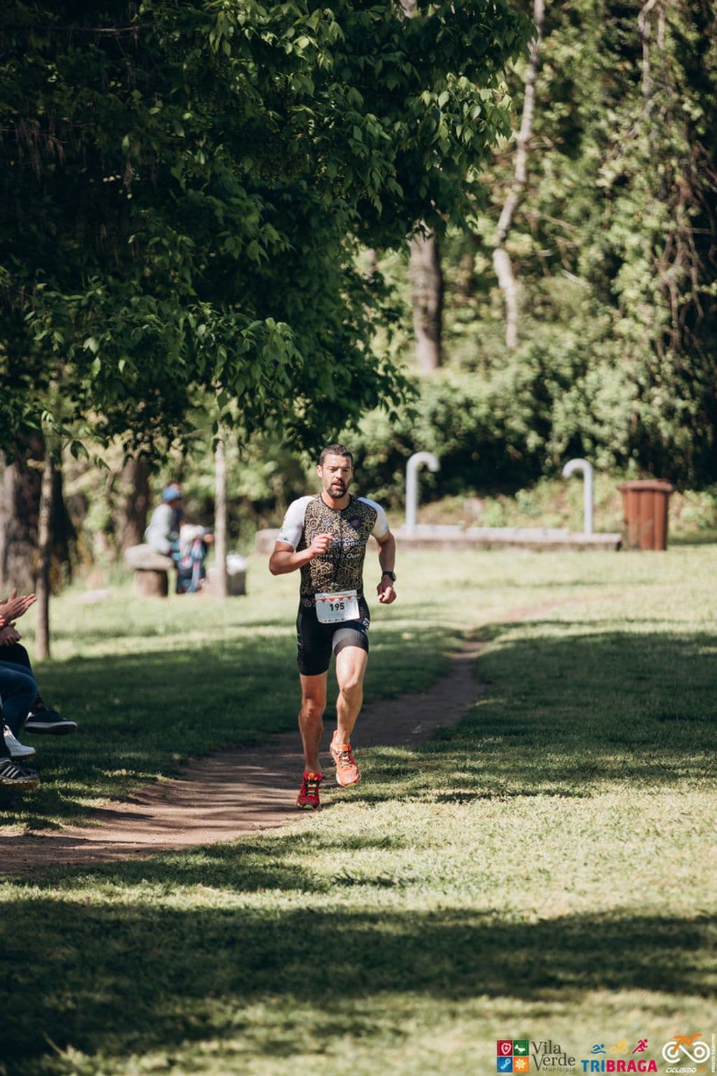 Atleta com o dorsal 195