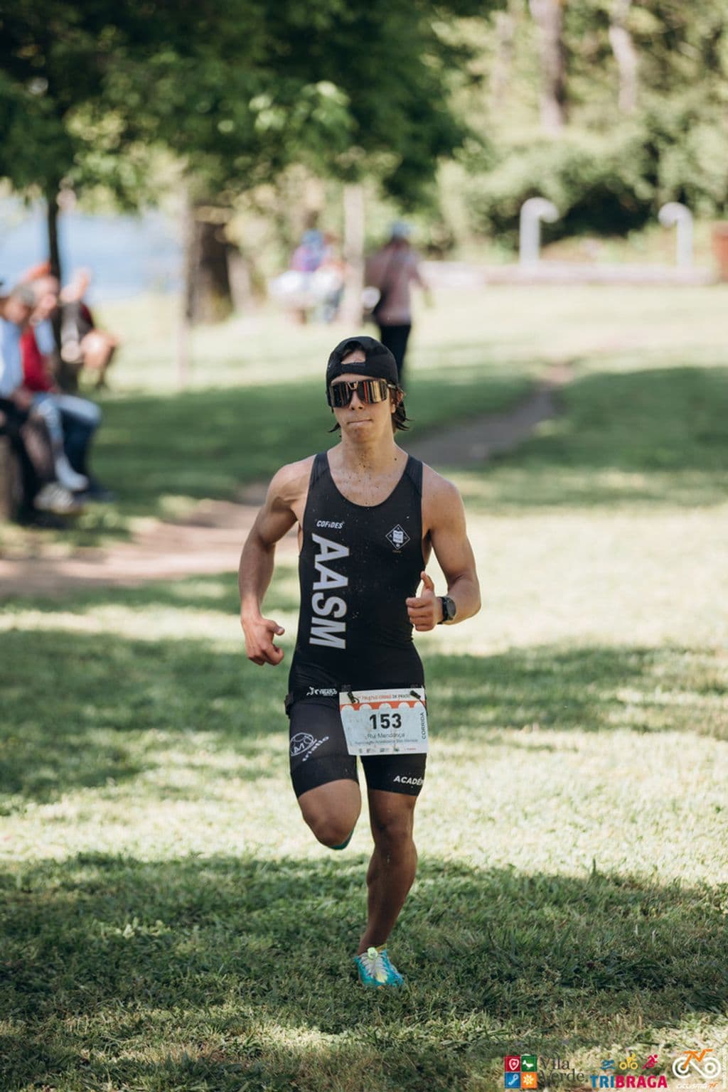 Atleta com o dorsal 153
