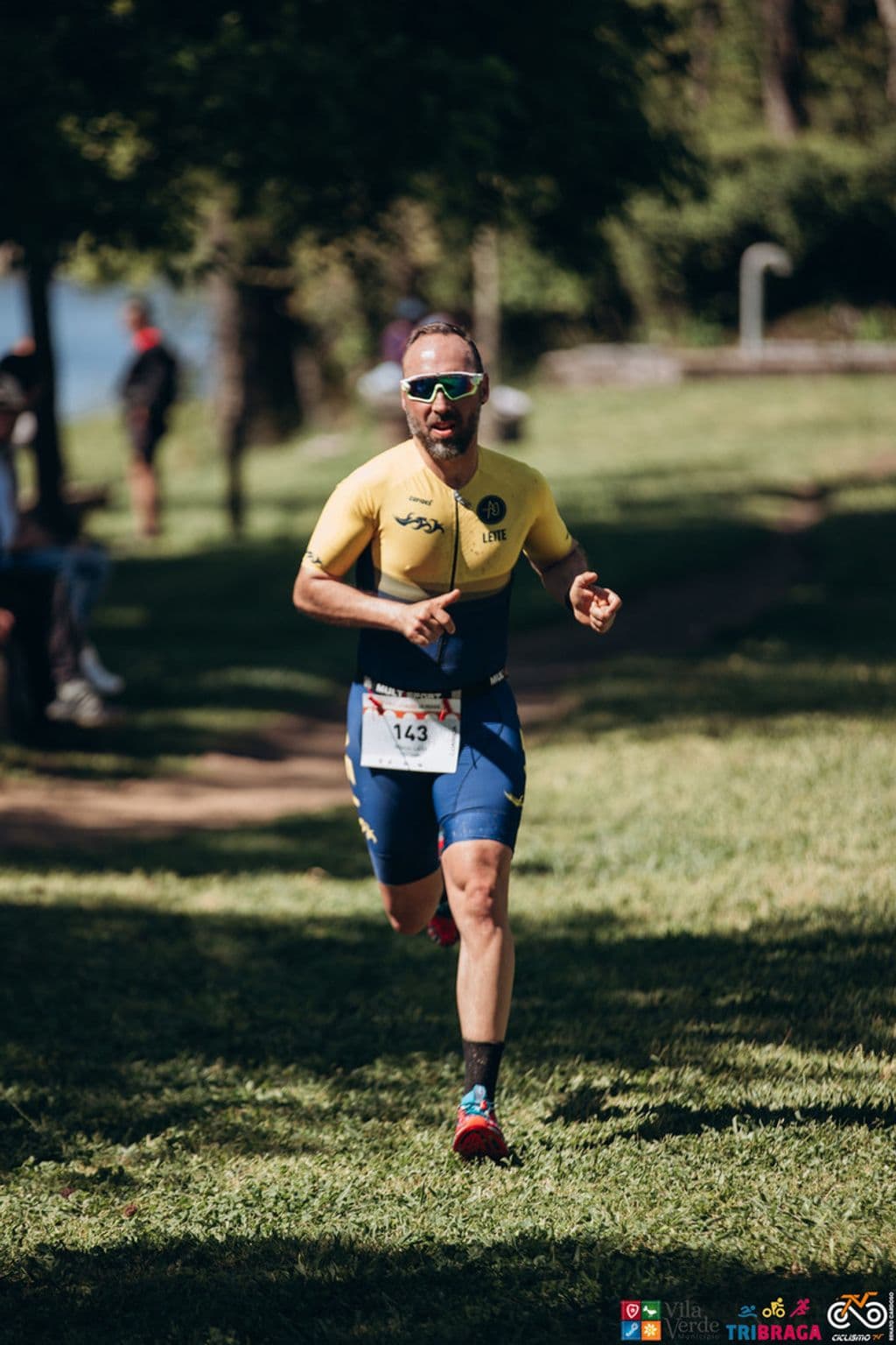 Atleta com o dorsal 143