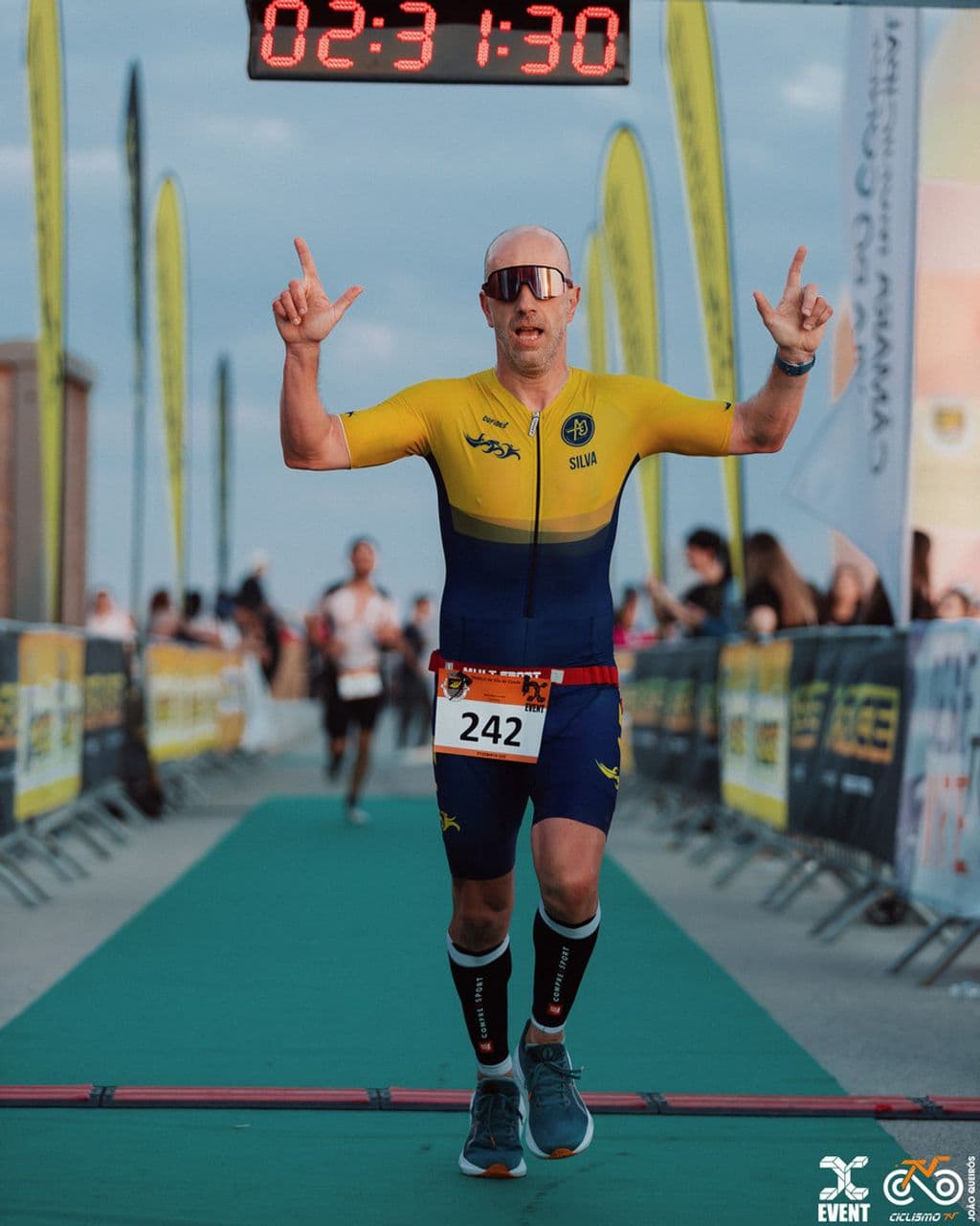 Atleta com o dorsal 242