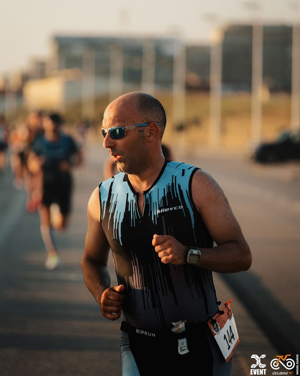 Atleta com o dorsal 144