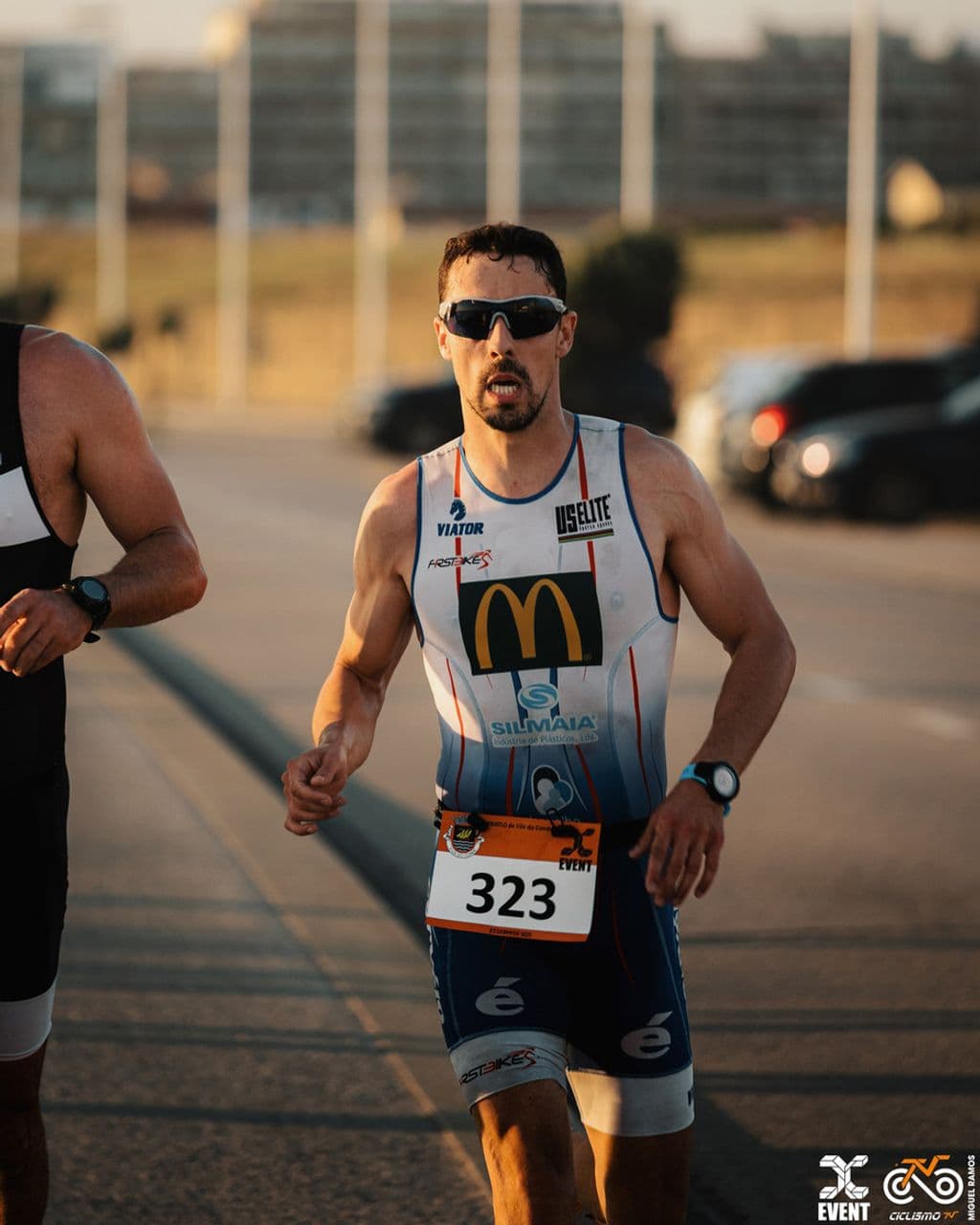 Atleta com o dorsal 323