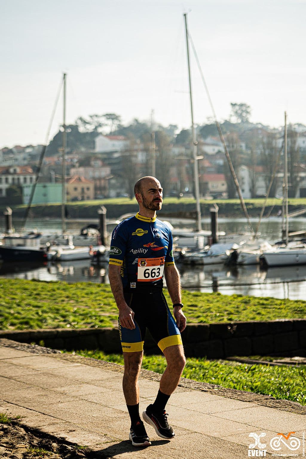 Atleta com o dorsal 663