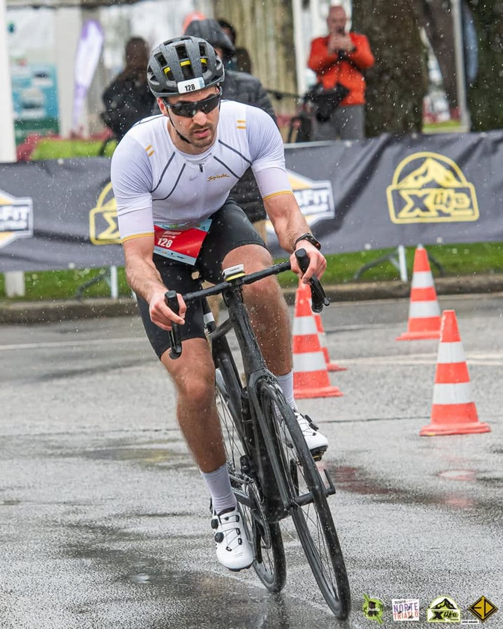 Atleta com o dorsal 128