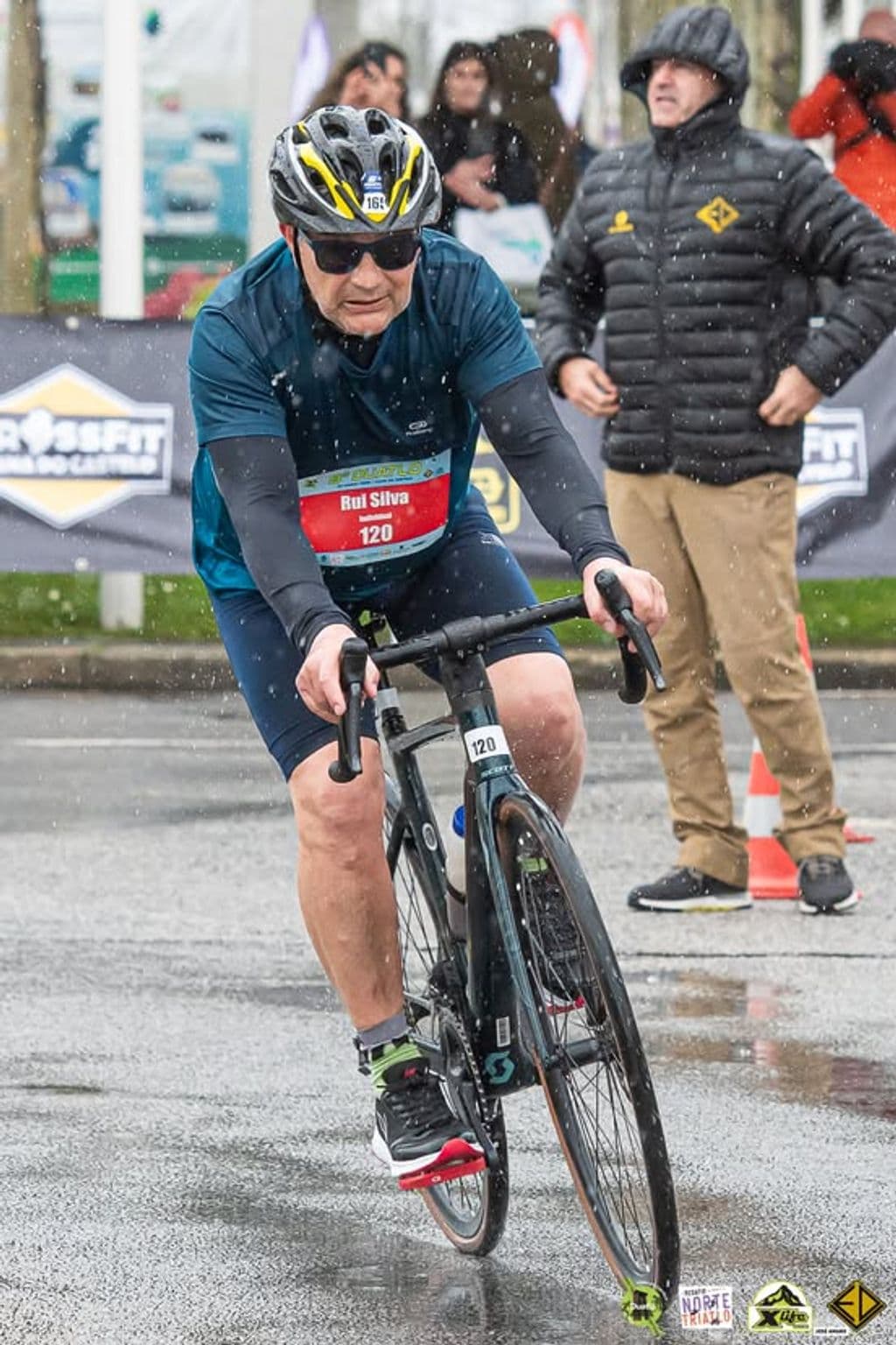 Atleta com o dorsal 169