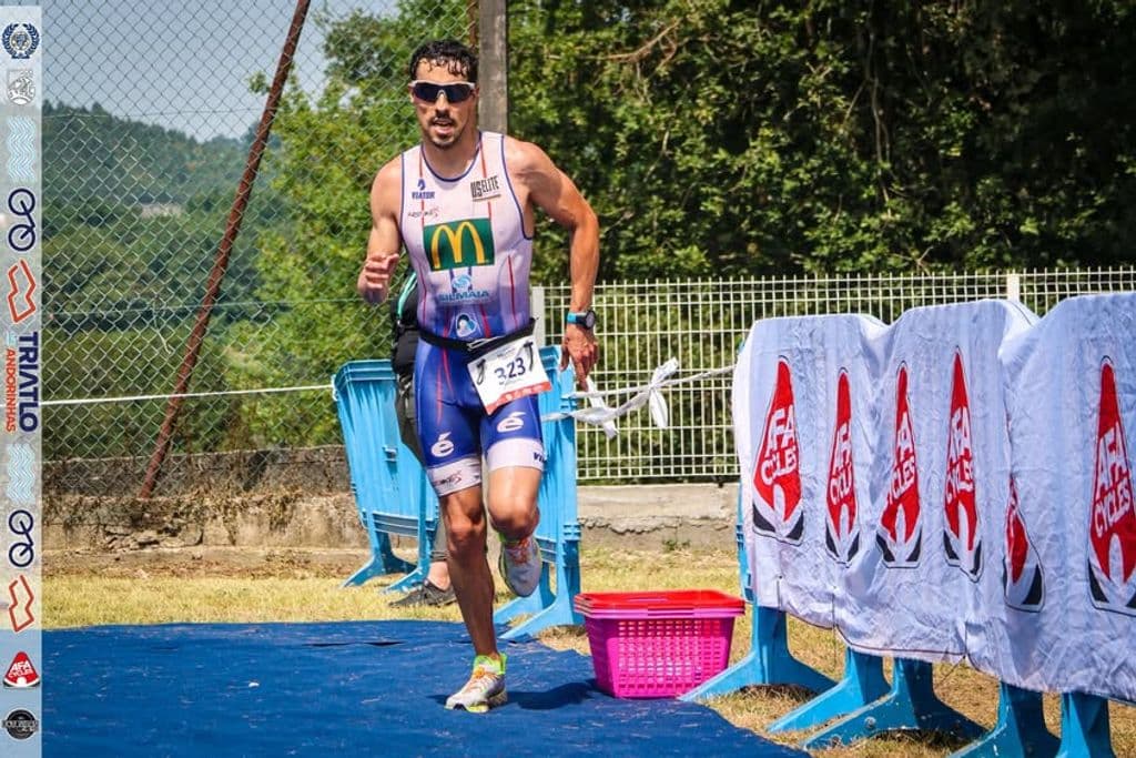 Atleta com o dorsal 323