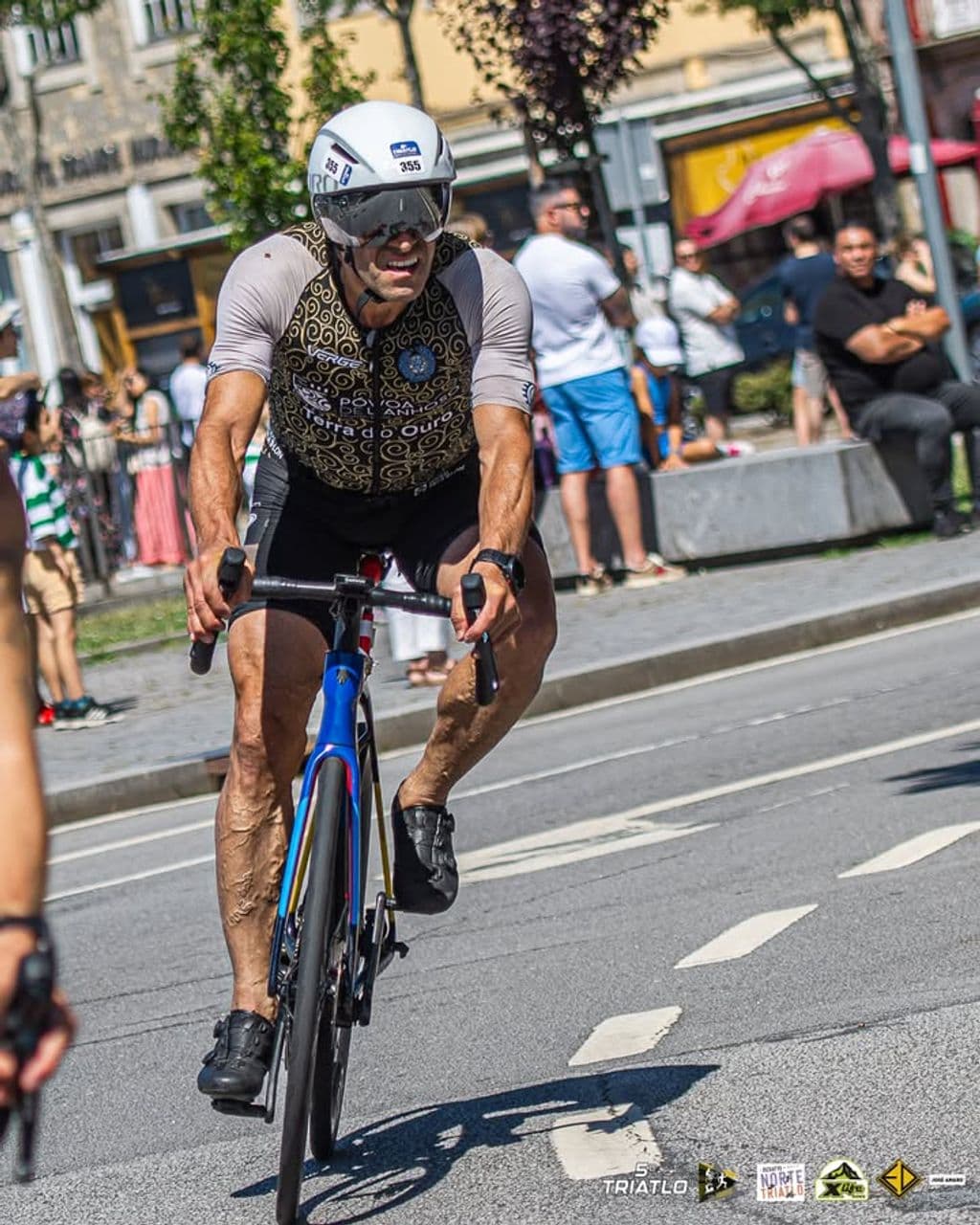 Atleta com o dorsal 355
