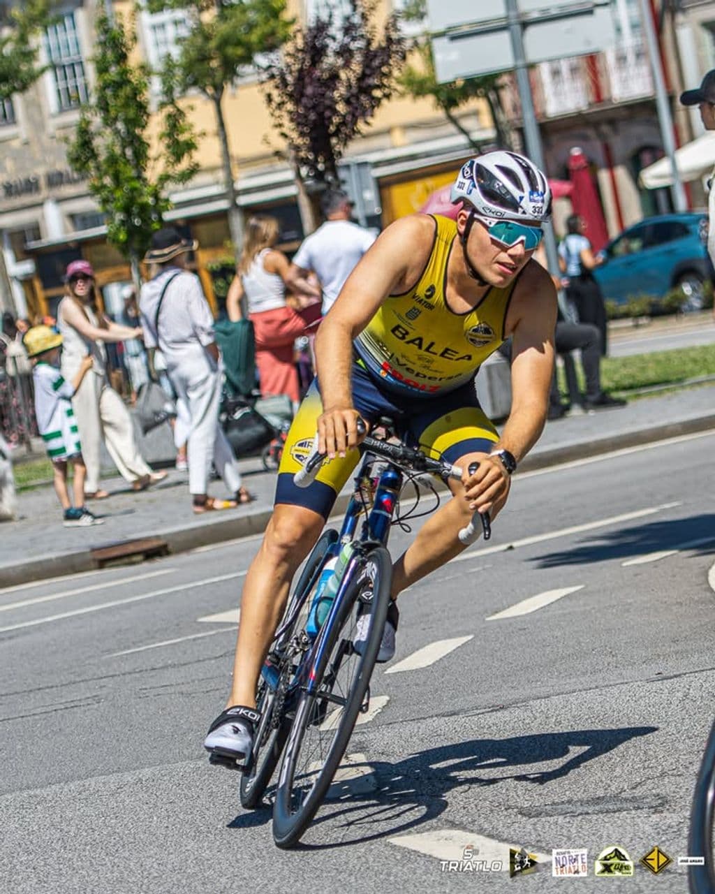 Atleta com o dorsal 332