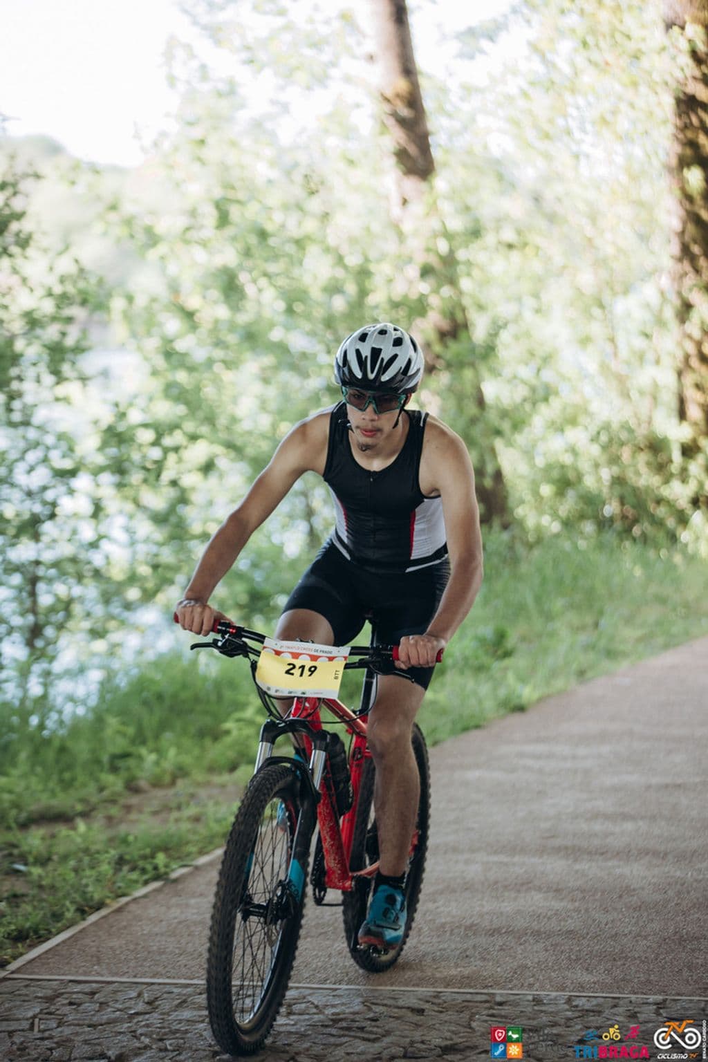 Atleta com o dorsal 219
