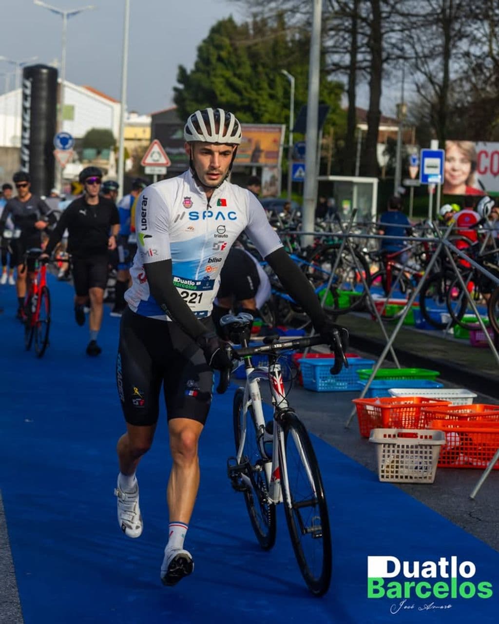 Atleta com o dorsal 221