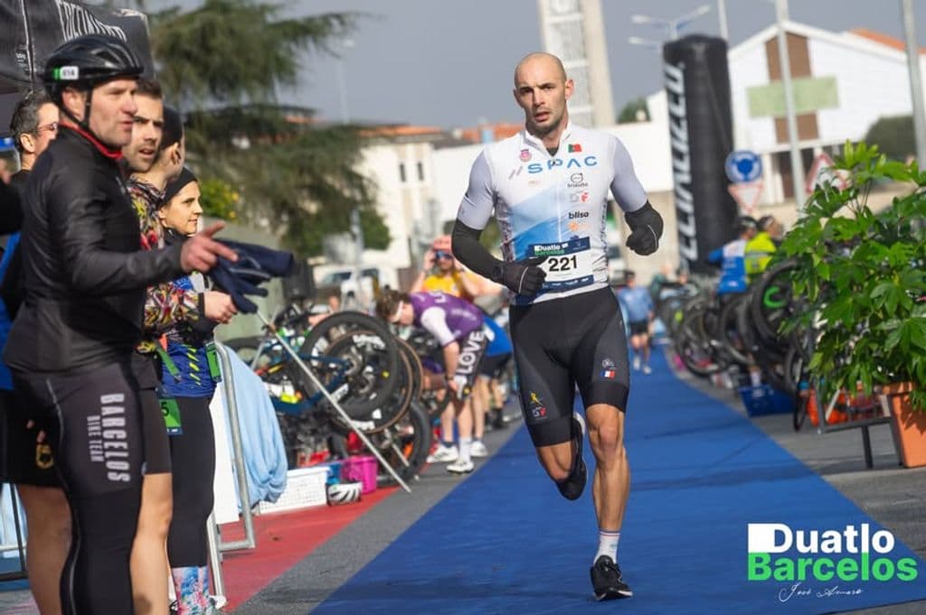 Atleta com o dorsal 221