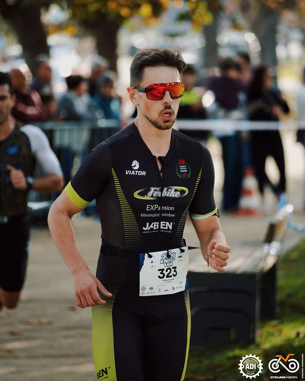 Atleta com o dorsal 323