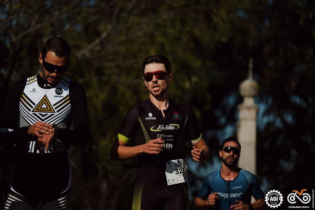 Atleta com o dorsal 323
