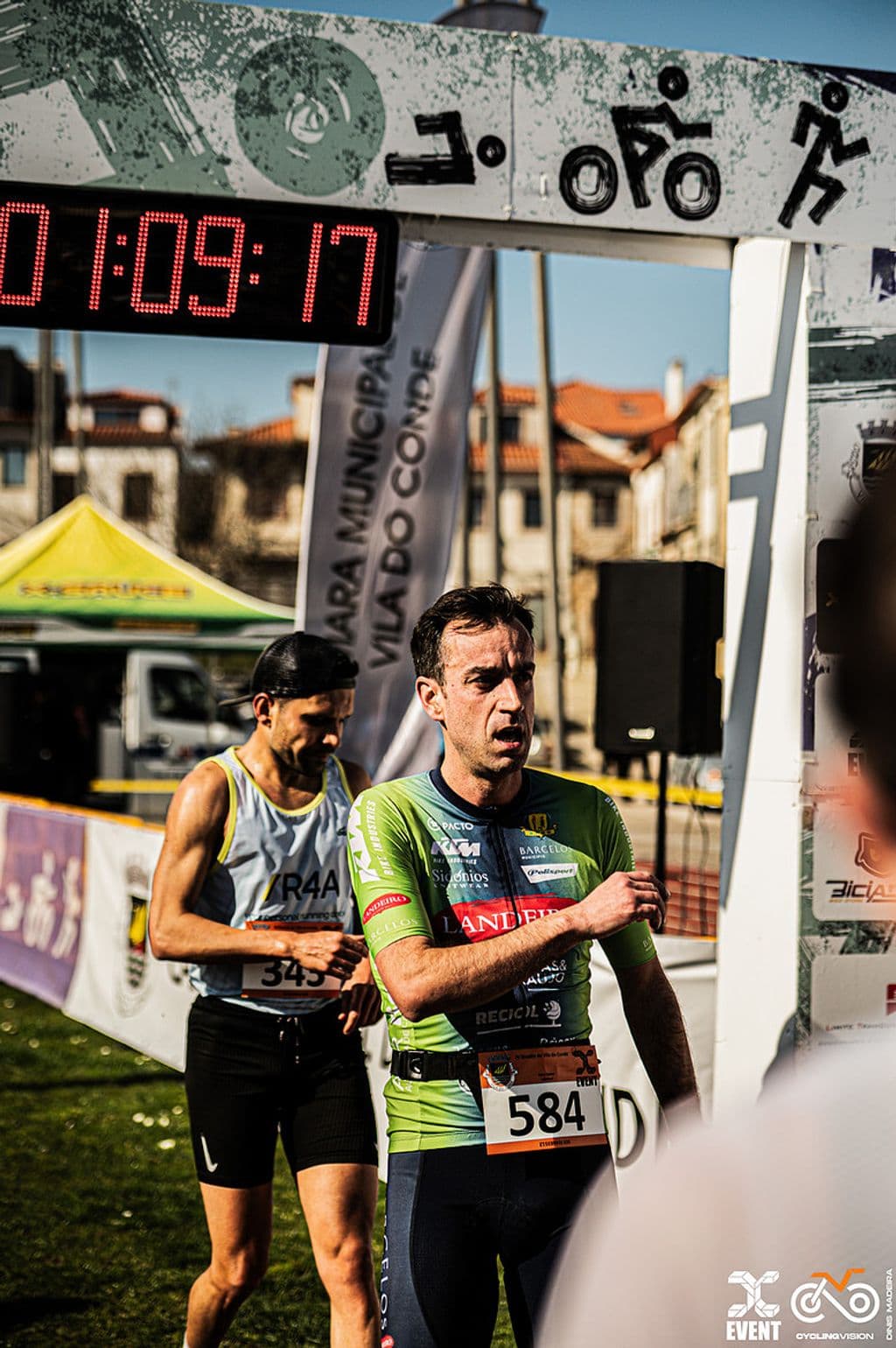 Atleta com o dorsal 584