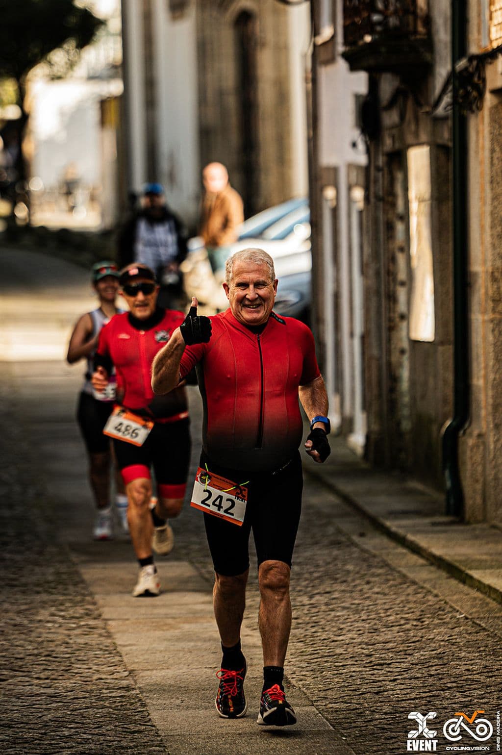 Atleta com o dorsal 242