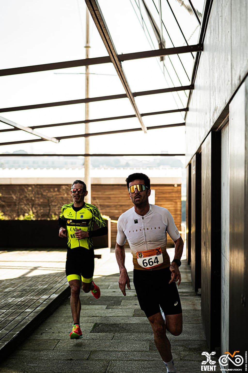 Atleta com o dorsal 664