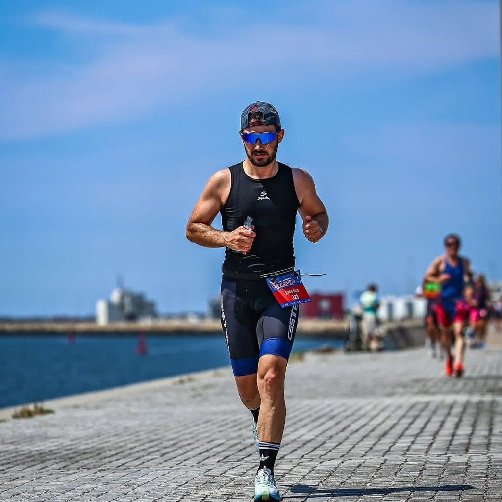 Atleta com o dorsal 323