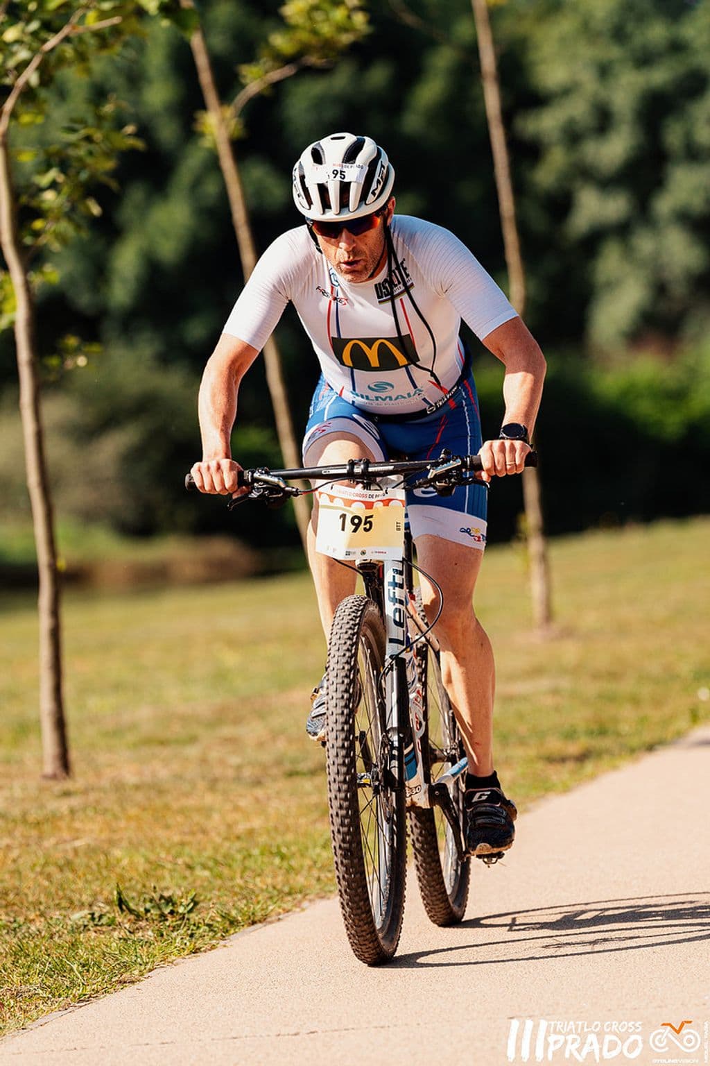 Atleta com o dorsal 195