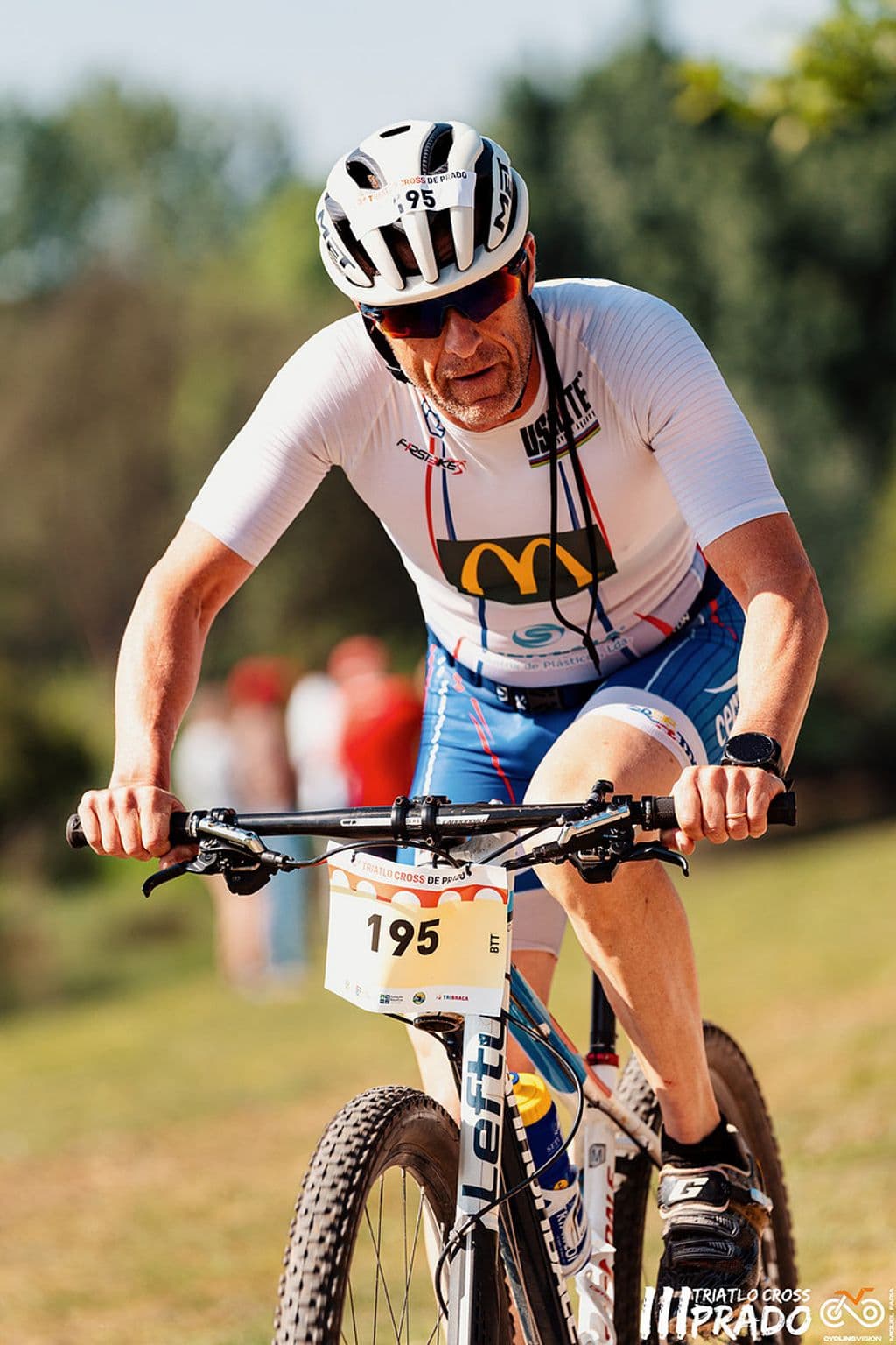 Atleta com o dorsal 195