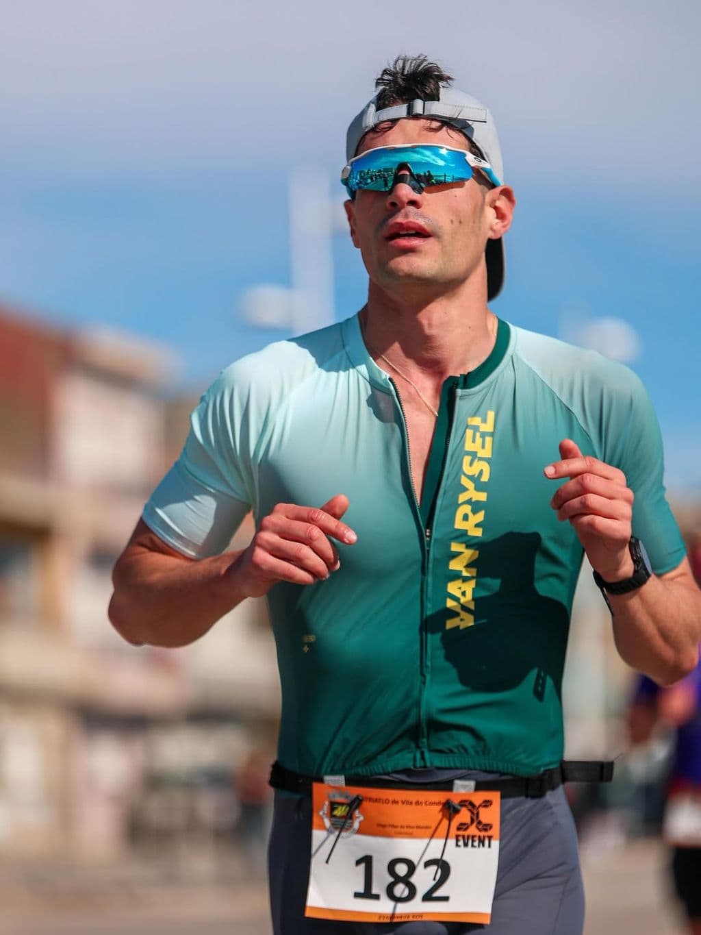 Atleta com o dorsal 182